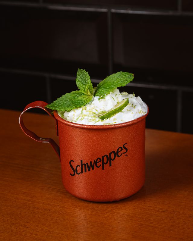 Moscow Mule na caneca de cobre com espuma, limão e hortelã