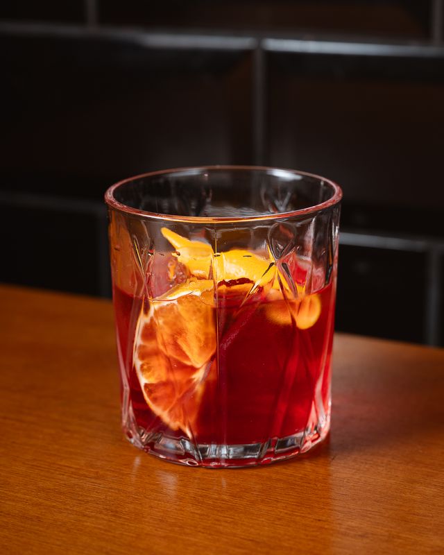 Negroni no copo baixo com casca de laranja
